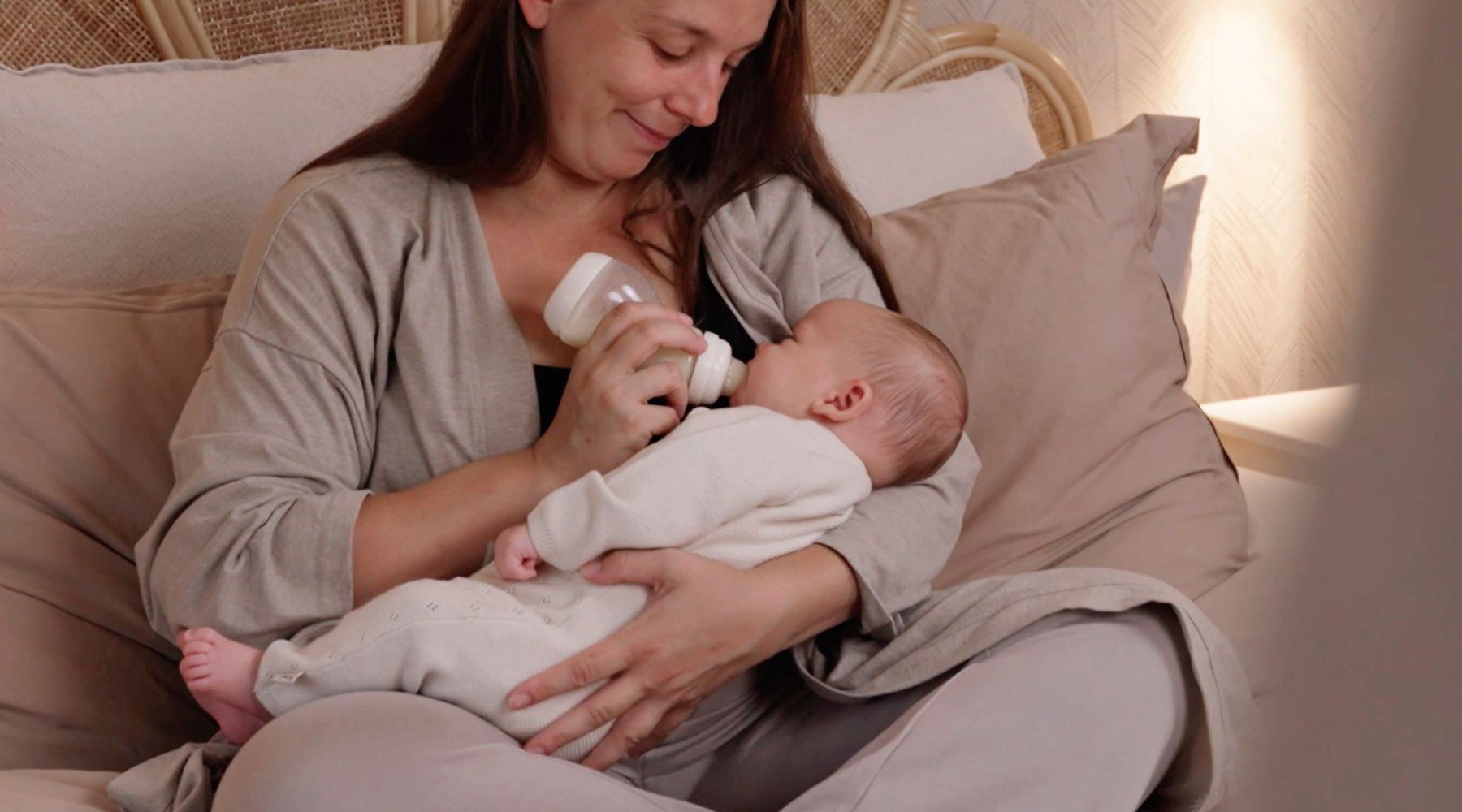 Moeder geeft baby een fles met Difrax anti-colic systeem om boeren te helpen voorkomen.