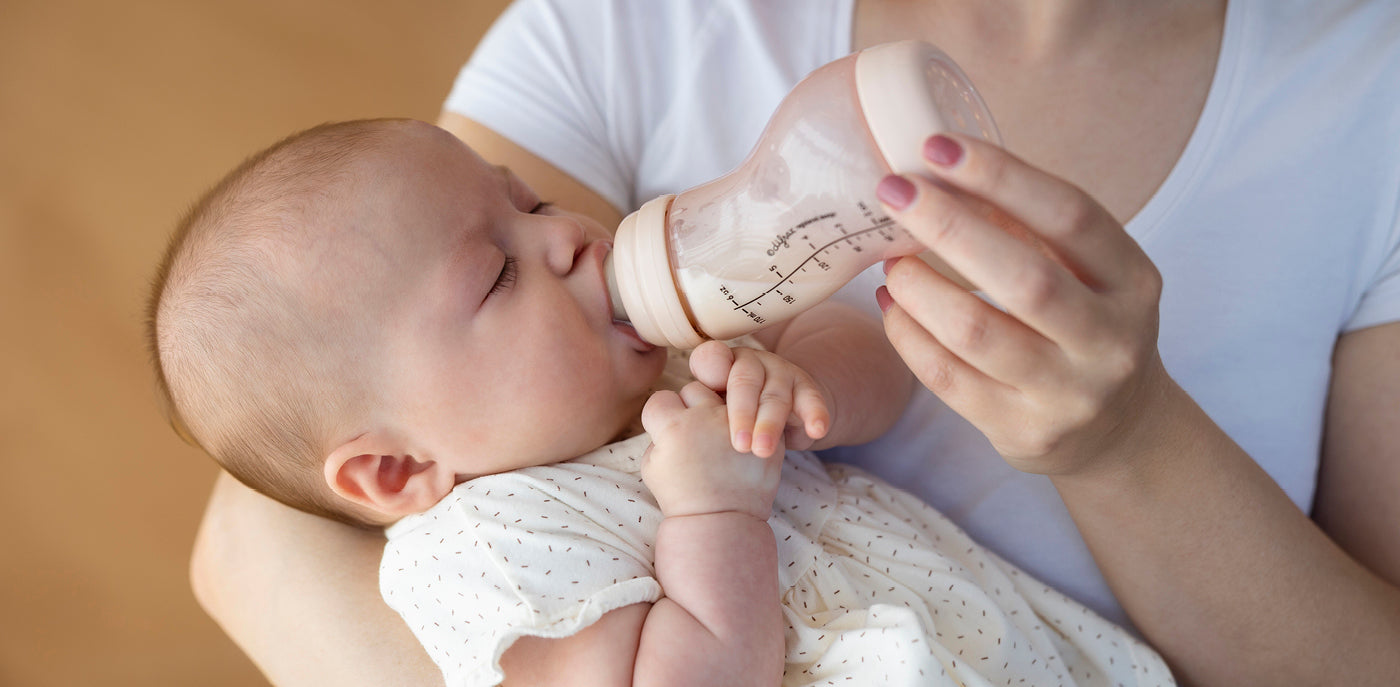 de baby gebruikt Difrax S-fles