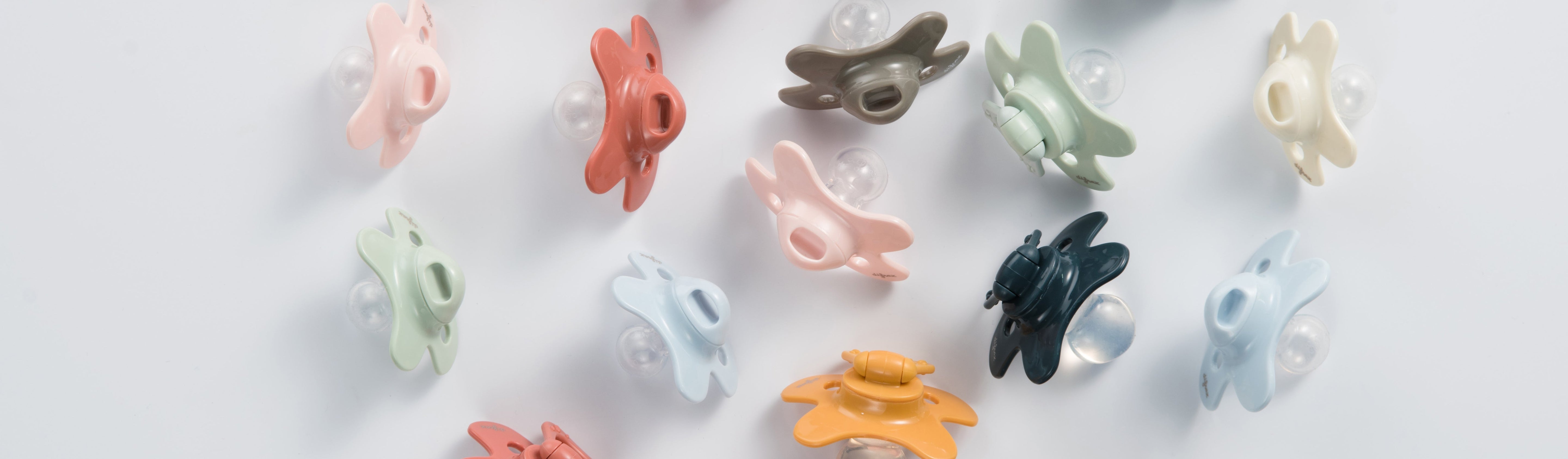 verschillend gekleurde speentjes van Difrax