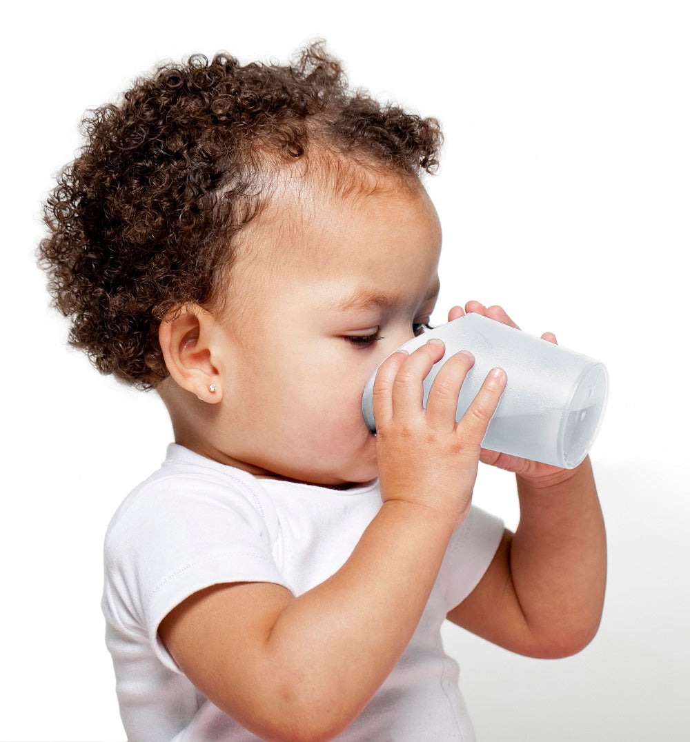 Leren drinken uit een open beker