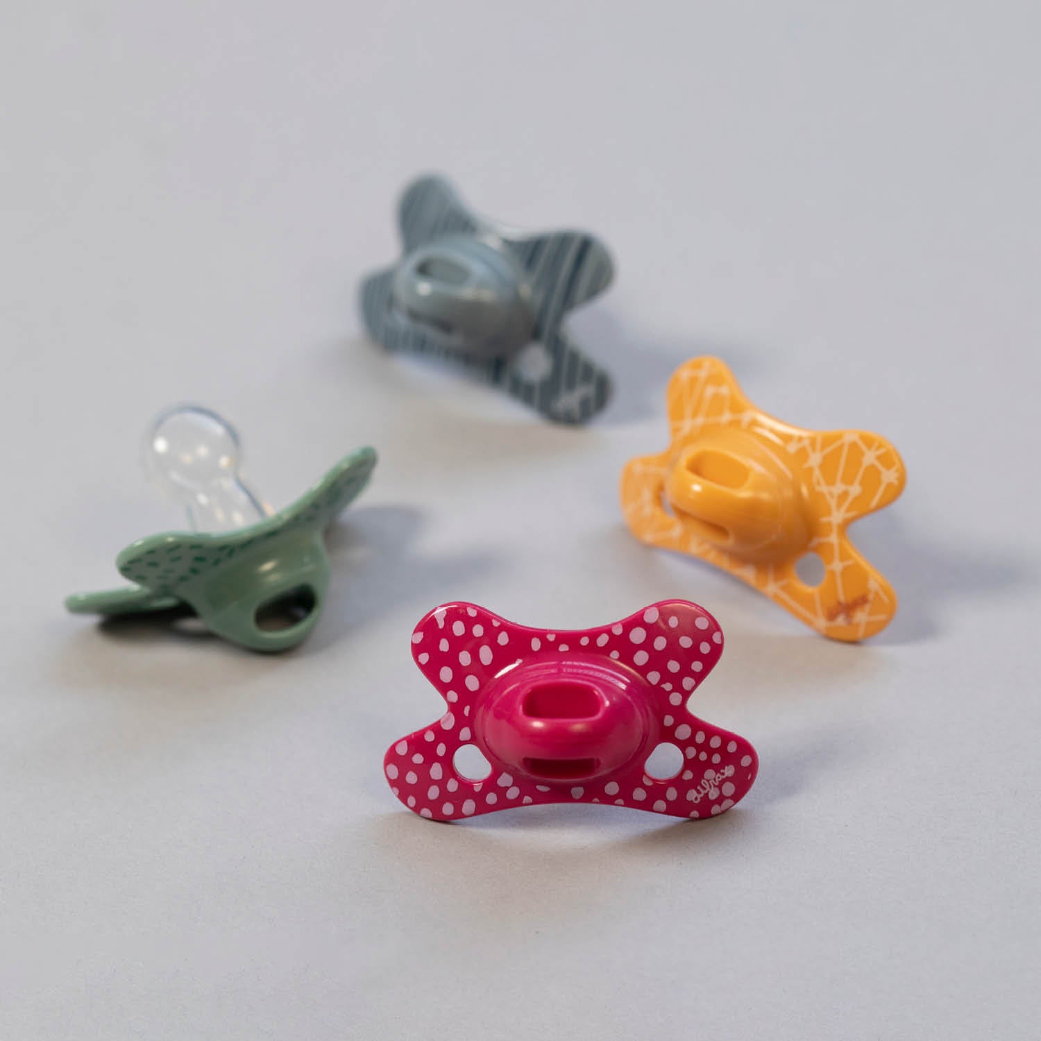 Fopspenen in verschillende kleuren met vrolijke Nature printjes