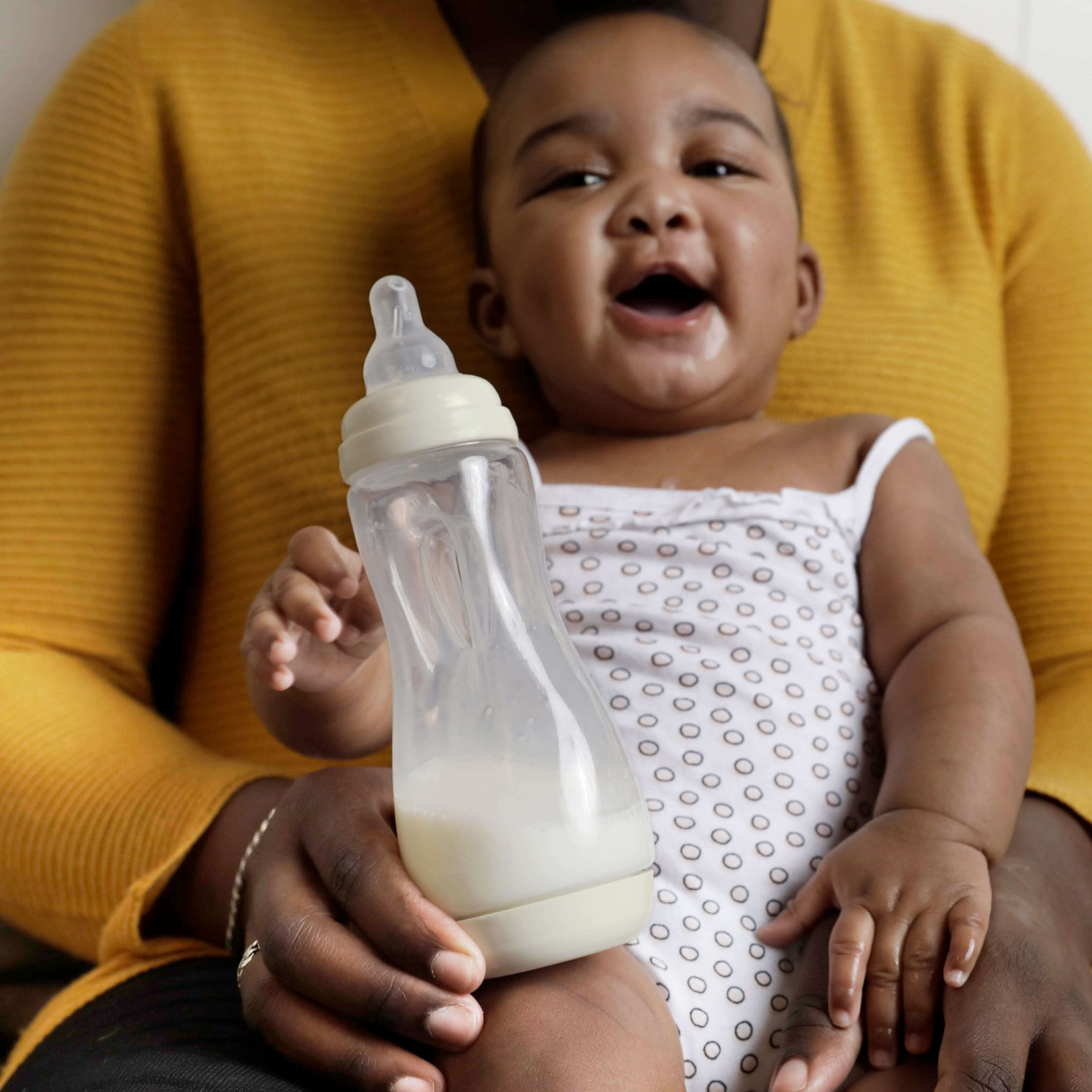 Difrax Easy Grip babyfles 240ml in Ivory met ergonomische handgreep, anti-colic bodem en natuurlijke speen