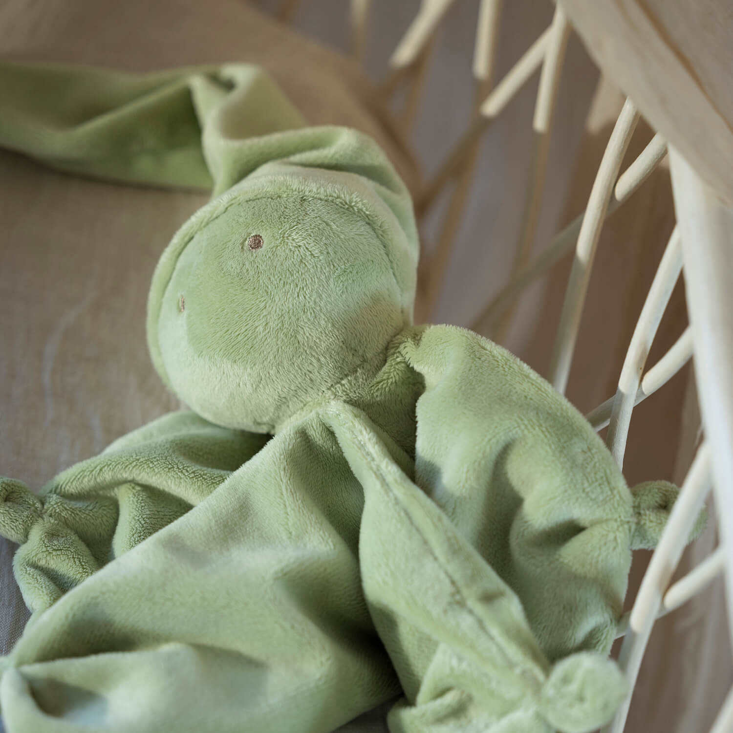 Difrax knuffeldoek pistachio in babywieg