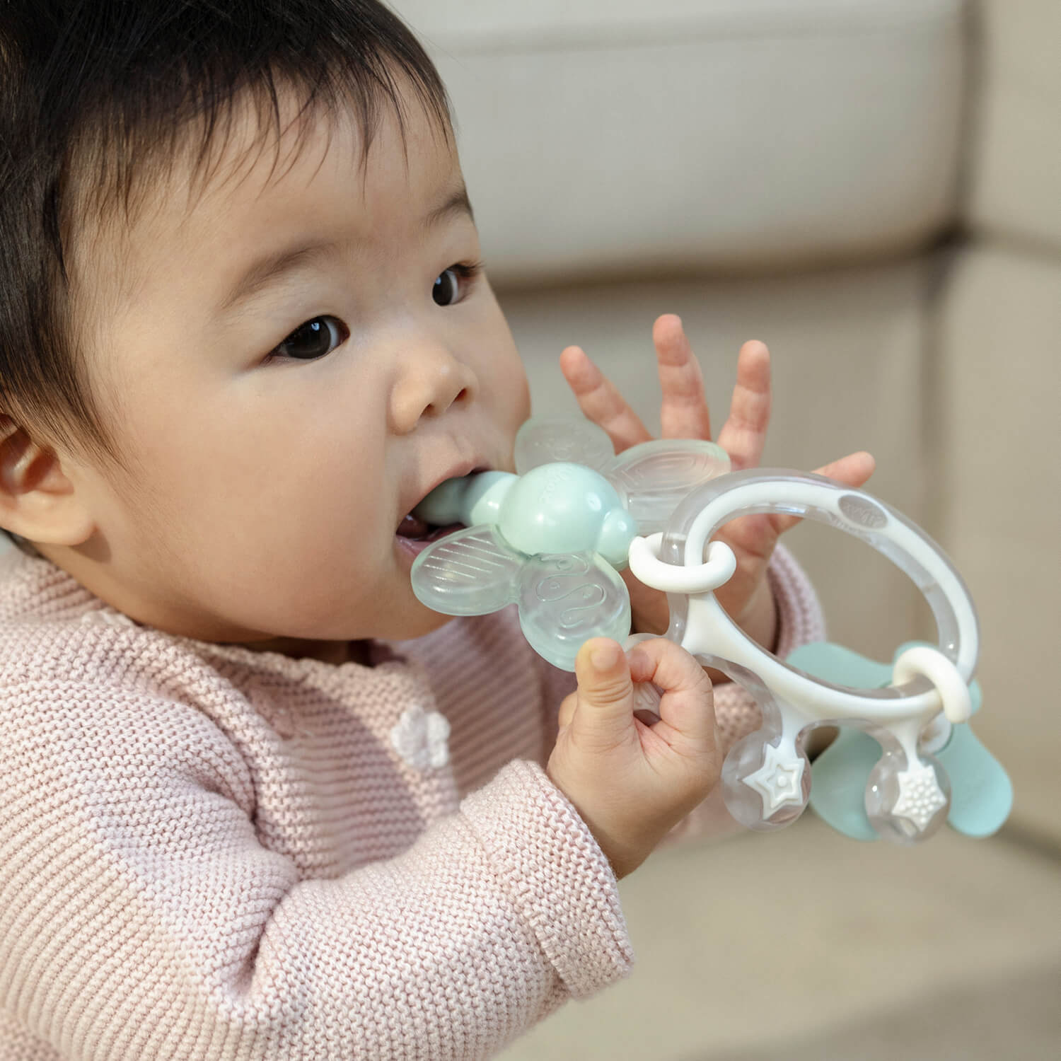 Kindje met Difrax bijtring in de keur pistachio