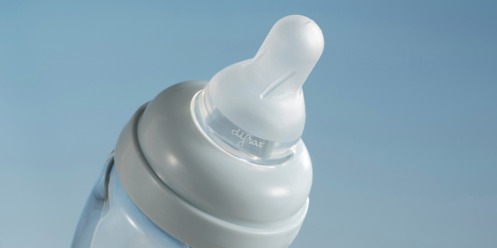 zoom van de Difrax flessenspeen op een S-Fles met blauwe achtergrond