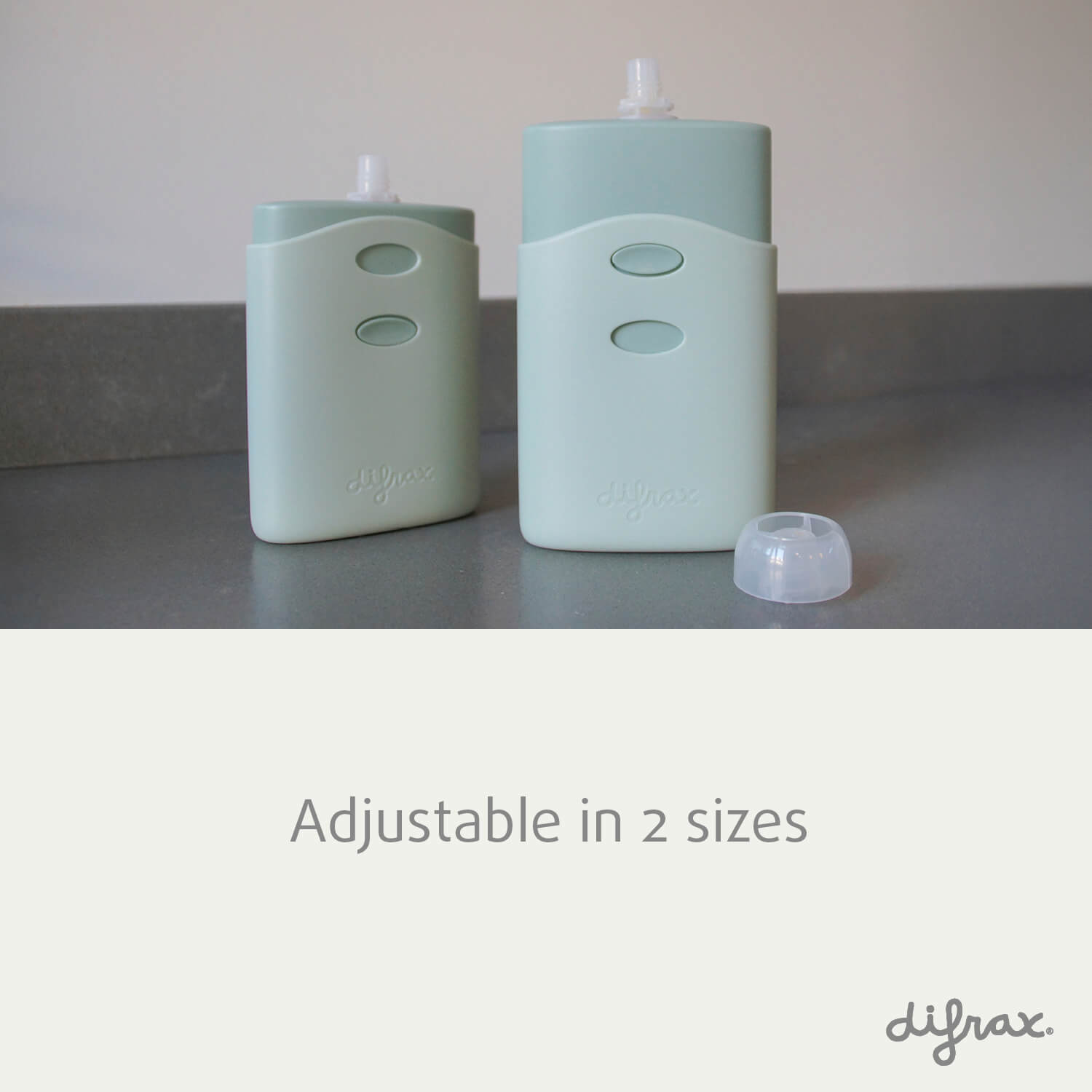 Twee Difrax Pouchholders in verschillende standen met knijpzakjes, tekst "Adjustable in 2 sizes" toont verstelbaar formaat