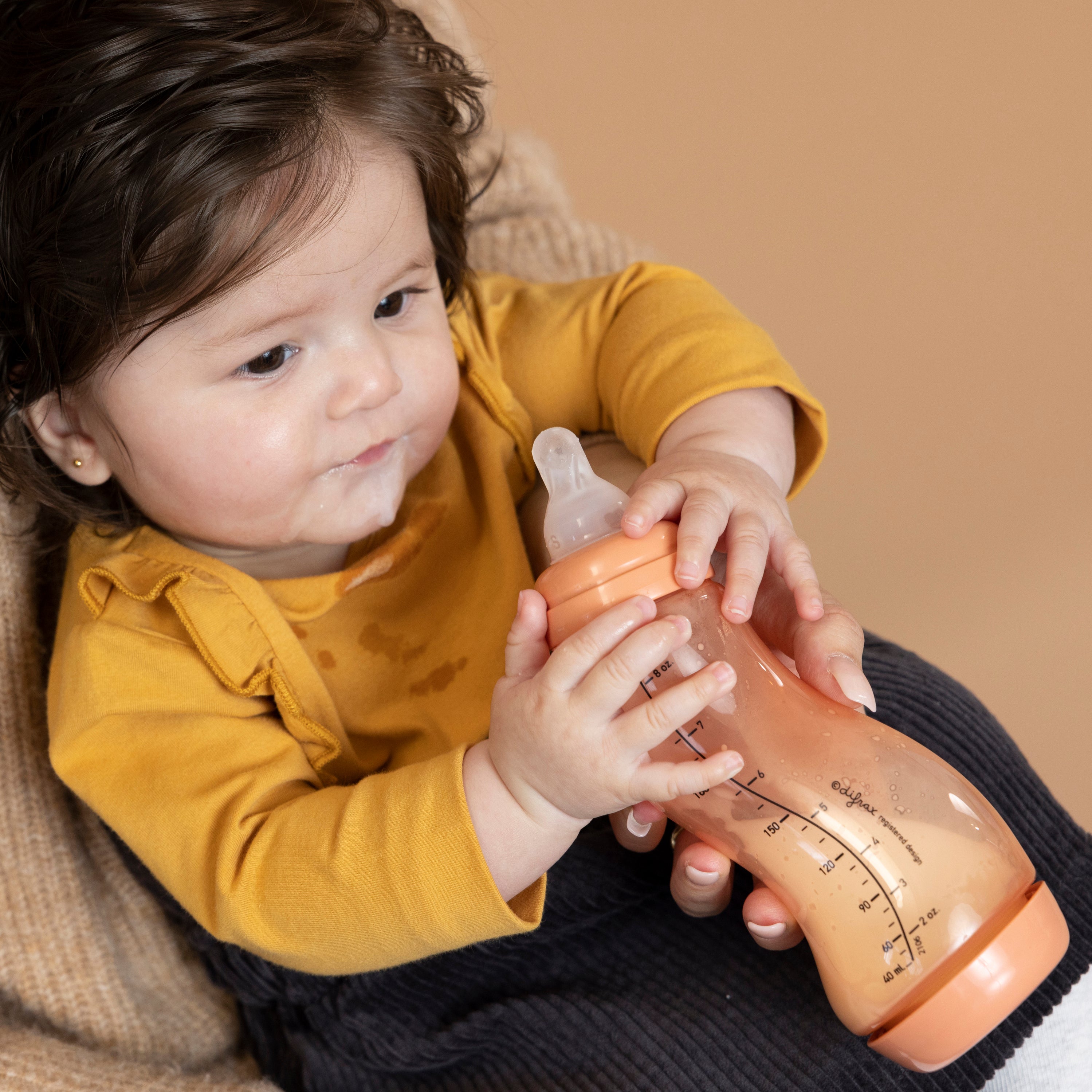 Baby met s fles