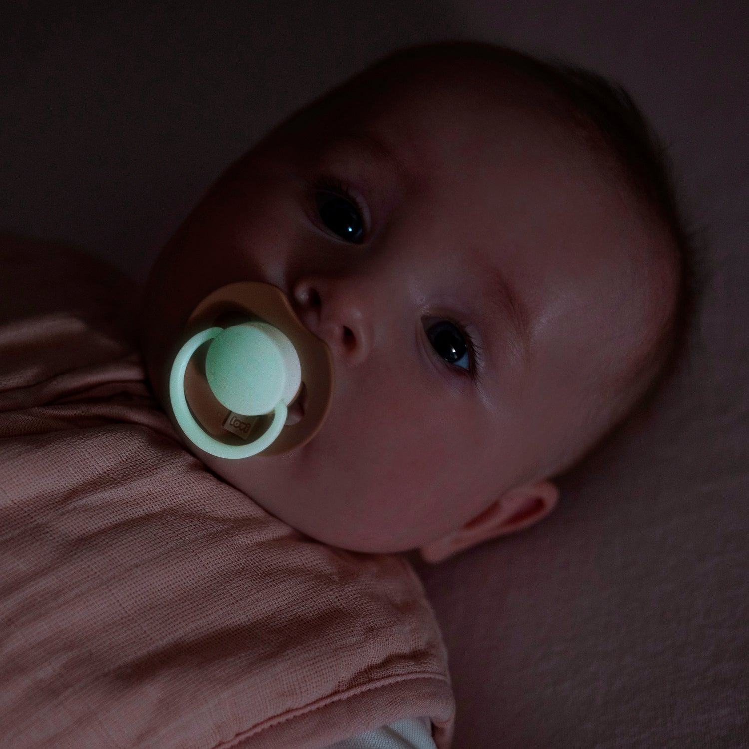Baby in het donker met Prime Glow fopspeen
