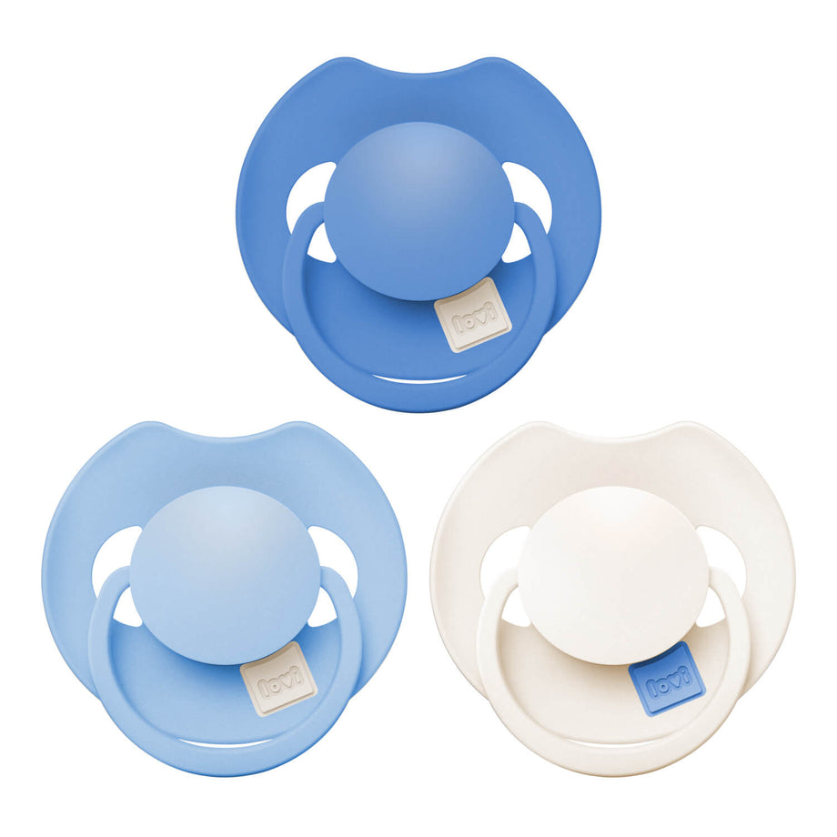 Set van drie Difrax LOVI Dynamic fopspenen 6-18 maanden Ultramarine Blue: donkerblauw, lichtblauw en wit, vooraanzicht