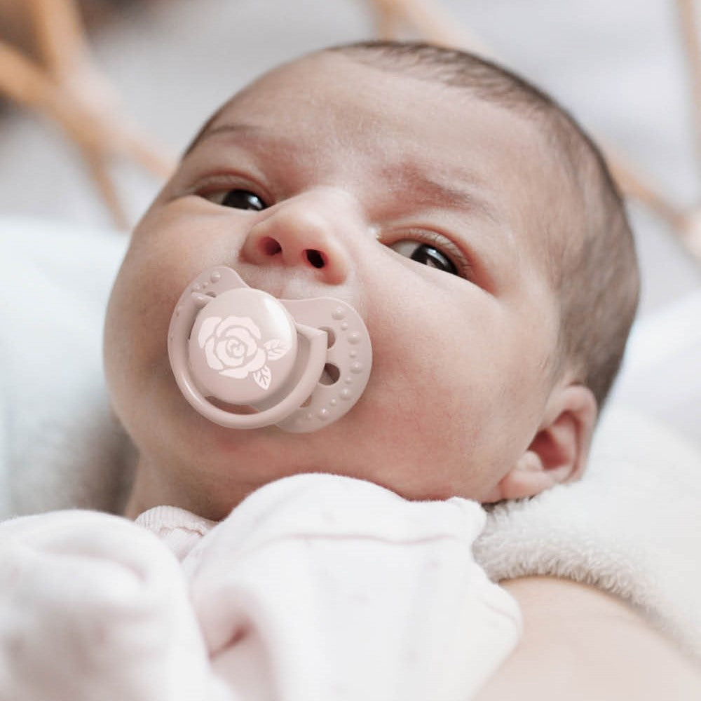Baby met fopspeen
