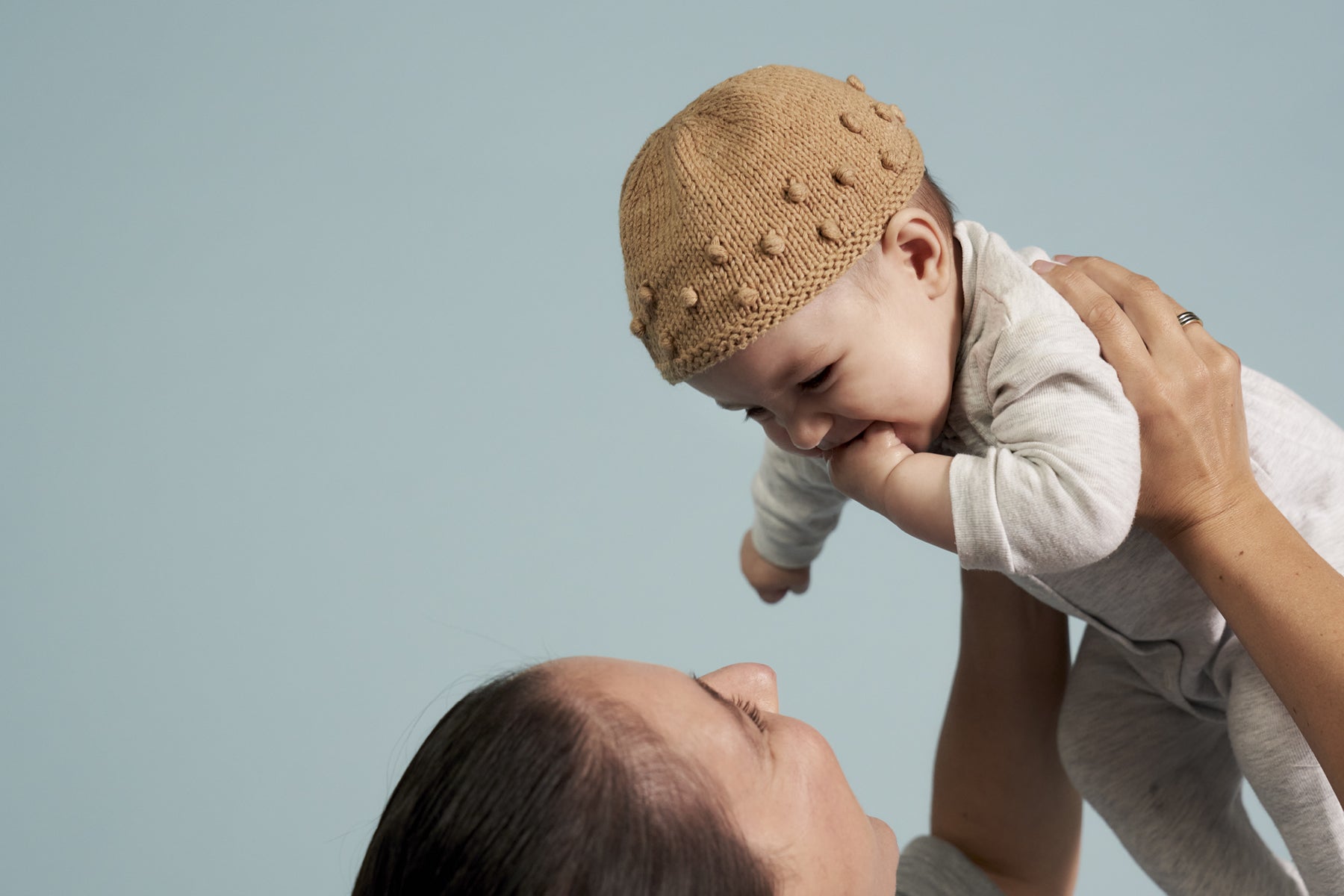 Moeder houdt baby vast