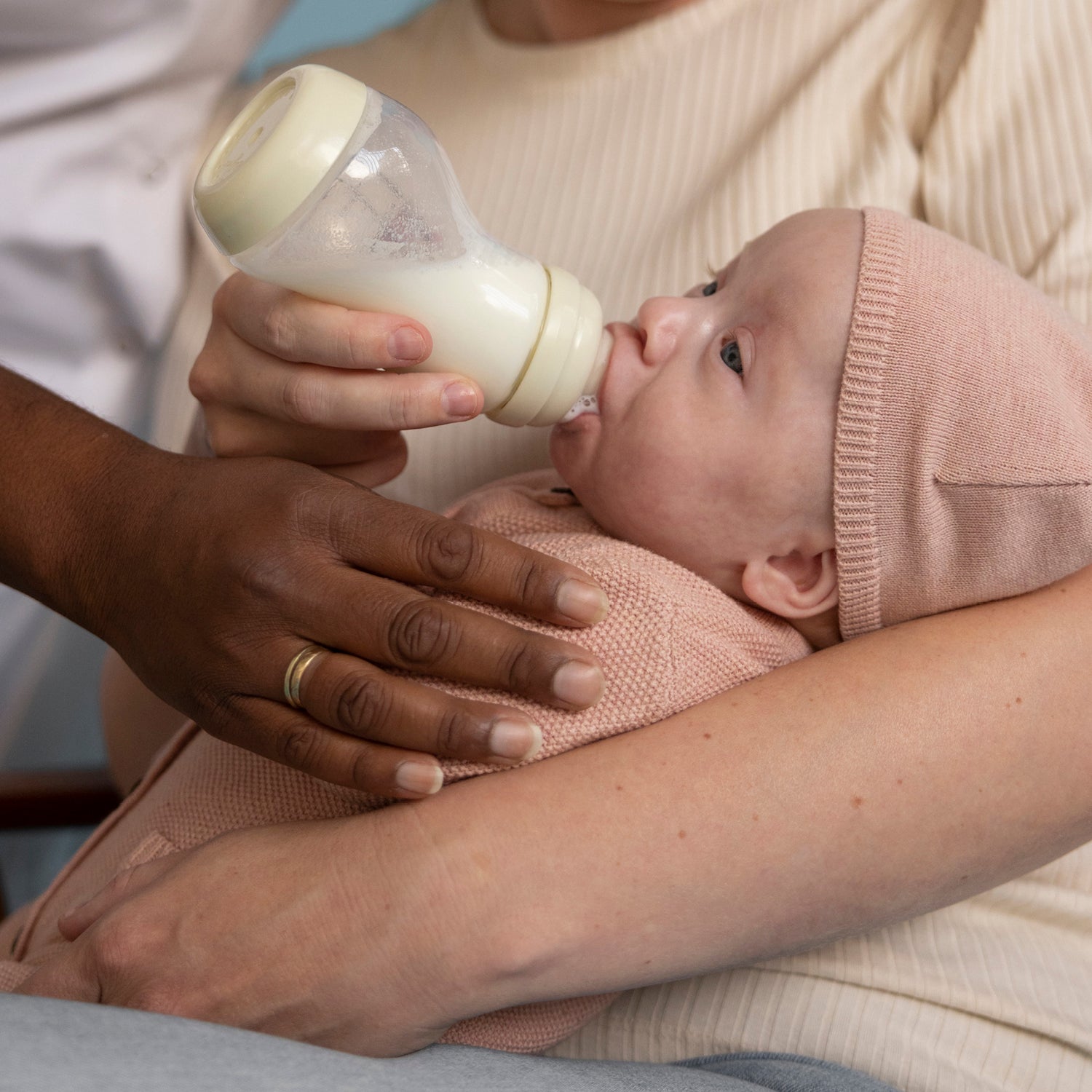 Jonge baby die flesvoeding krijgt