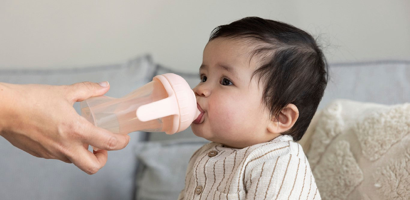 Meisje drinkt uit tuitbeker - Difrax