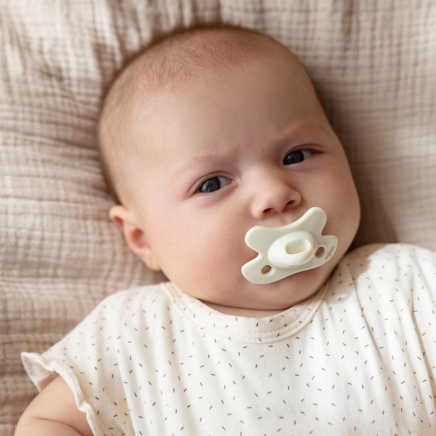 Pasgeboren baby met Difrax Natural fopspeen popcorn - vlindervorm laat neusje vrij voor comfortabel ademen