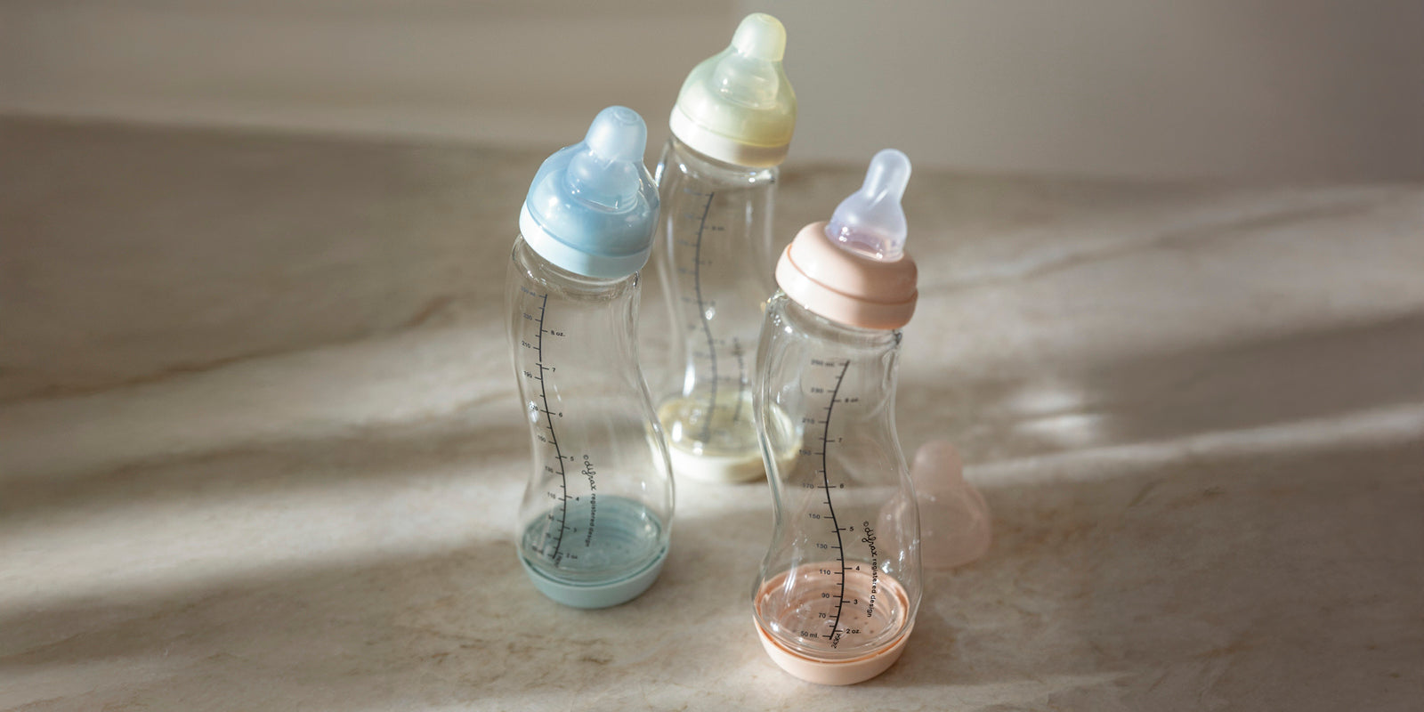 Drie Difrax glazen S-flessen in verschillende kleuren voor baby’s, veilig en duurzaam
