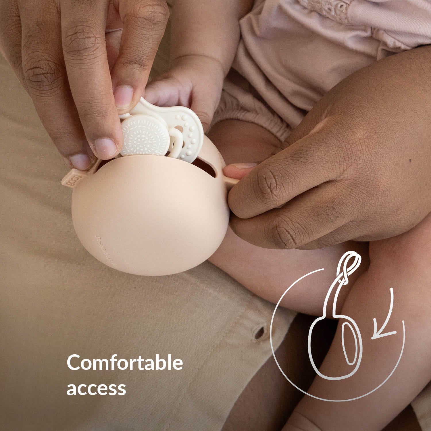 Prime-fopspeen wordt in de siliconen fopspeenhouder geplaatst – altijd makkelijk bereikbaar en handig op te bergen, onderdeel van de Difrax LOVI Deluxe Babyset.