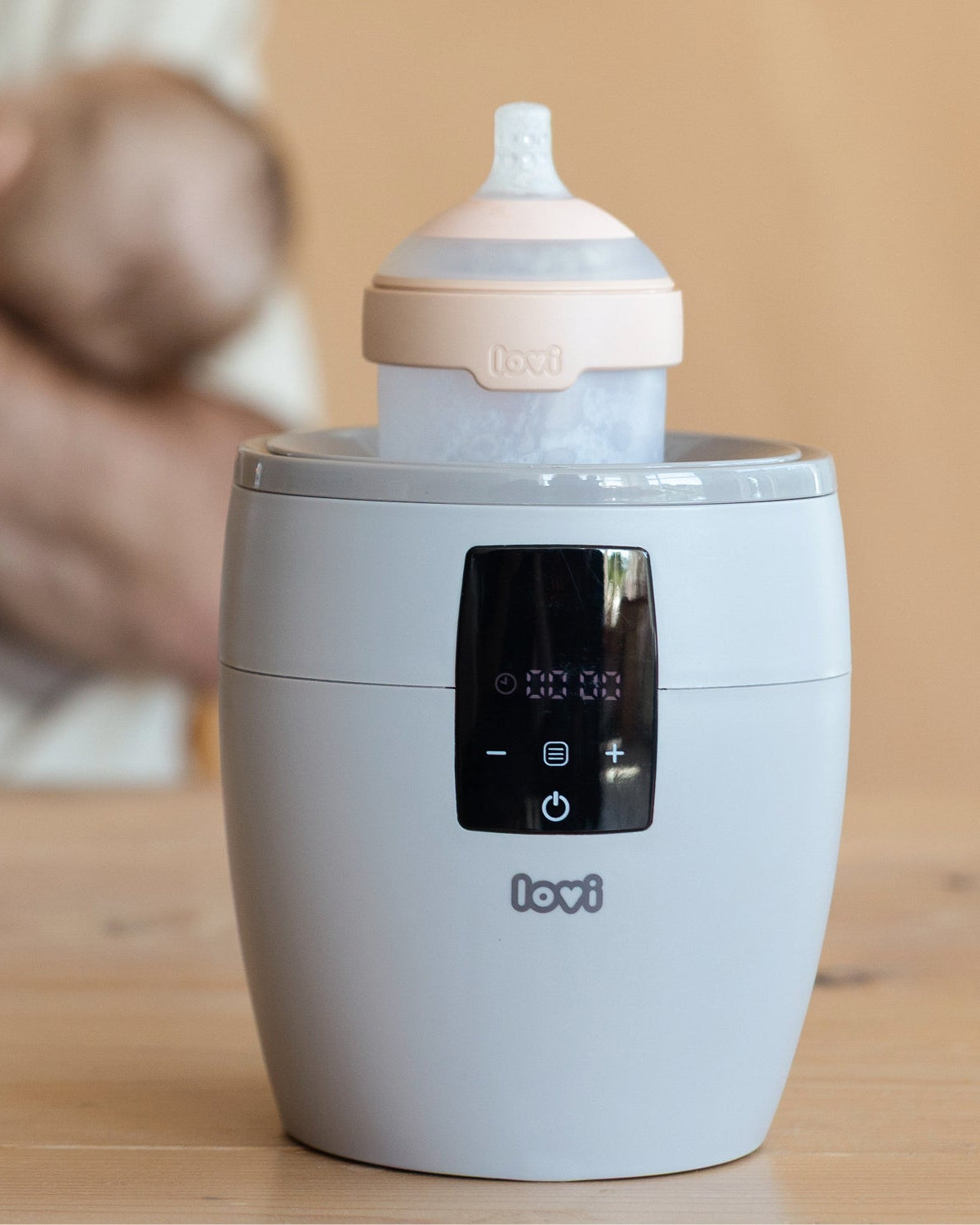 Een vader gebruikt de Difrax LOVI flessenwarmer met de Mammafeel fles