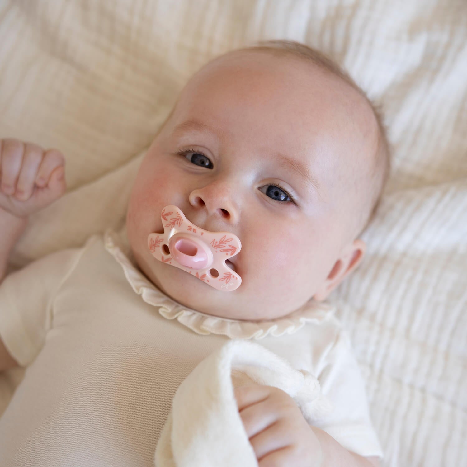 Baby met de Little Venture fopspeen Soft Pink Leafs