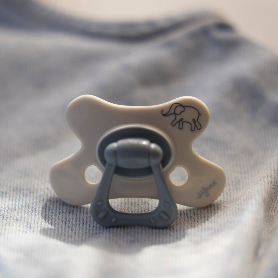 Ambience beeld van Little Venture fopspeen "Little Grey Elephant"