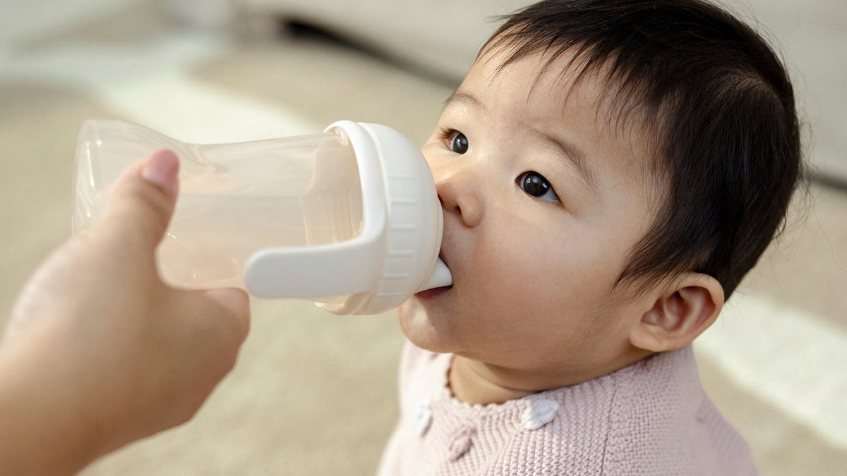 Welke tuitbeker is geschikt als je kindje net leert drinken?