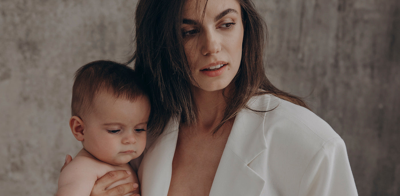 La mère soulève son bébé