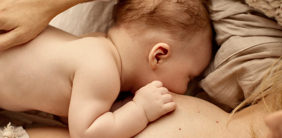 Le bébé dort près de sa mère