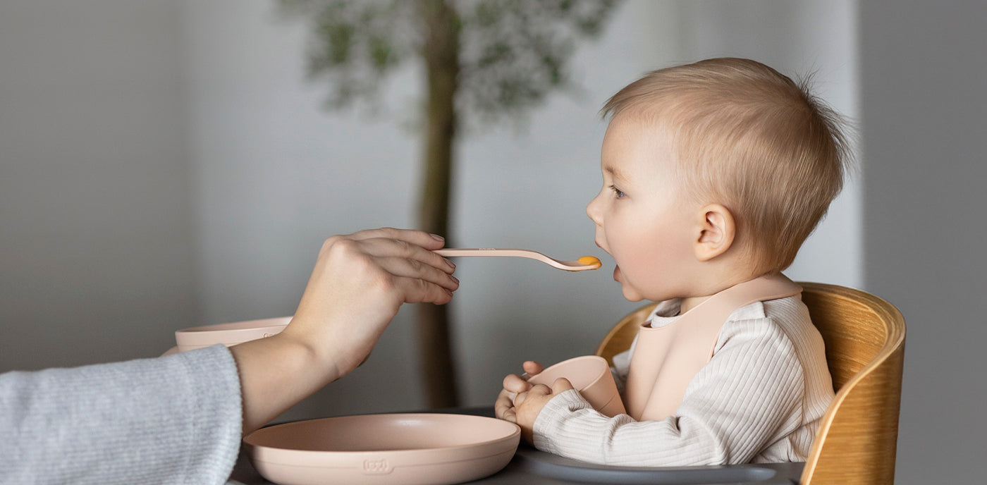 La mère nourrit le bébé avec le set repas Difrax LOVI