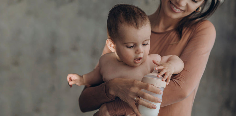 Le bébé utilise un biberon Mammafeel de Difrax LOVI