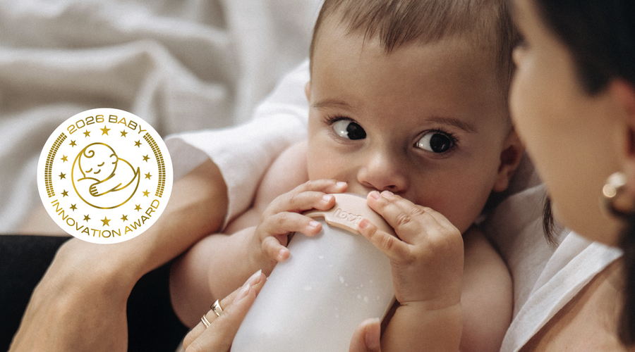 Baby drinkt uit de Difrax LOVI Mammafeel fles, bekroond met de Baby Innovation Award