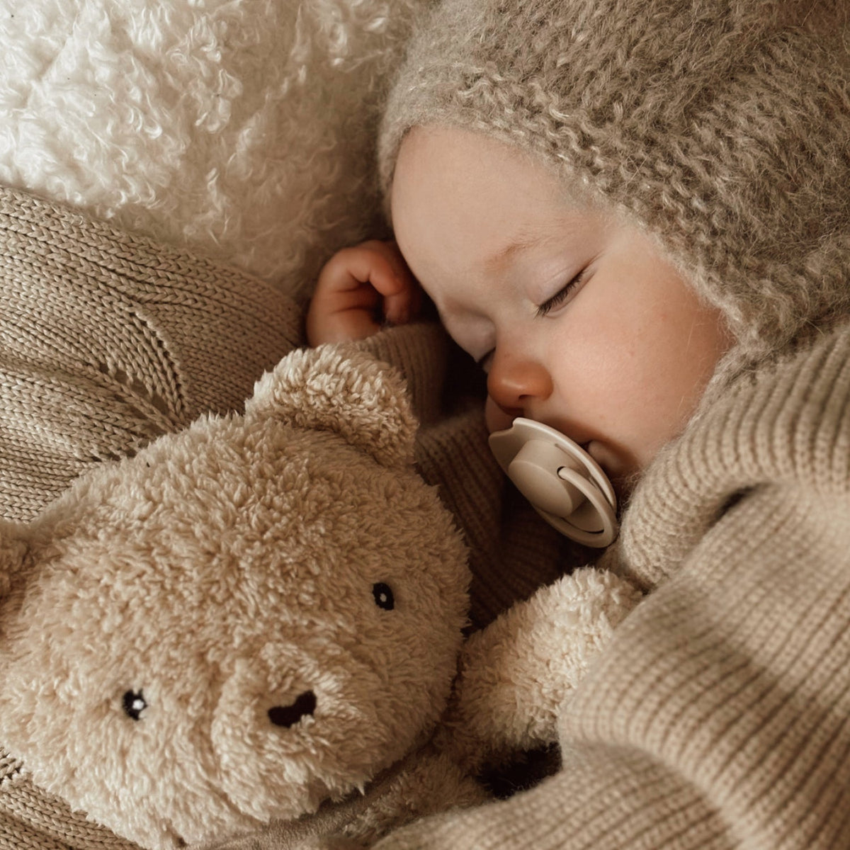 Wintertijd en je baby: zo wen je het slaapritme rustig aan