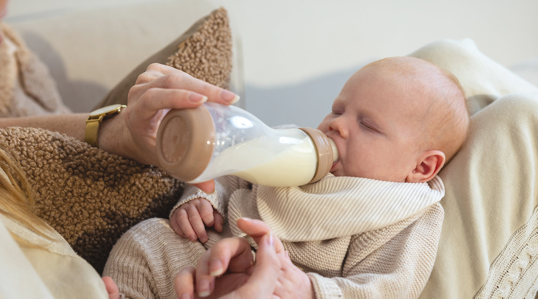 Baby krijgt flesvoeding met een Difrax S-fles