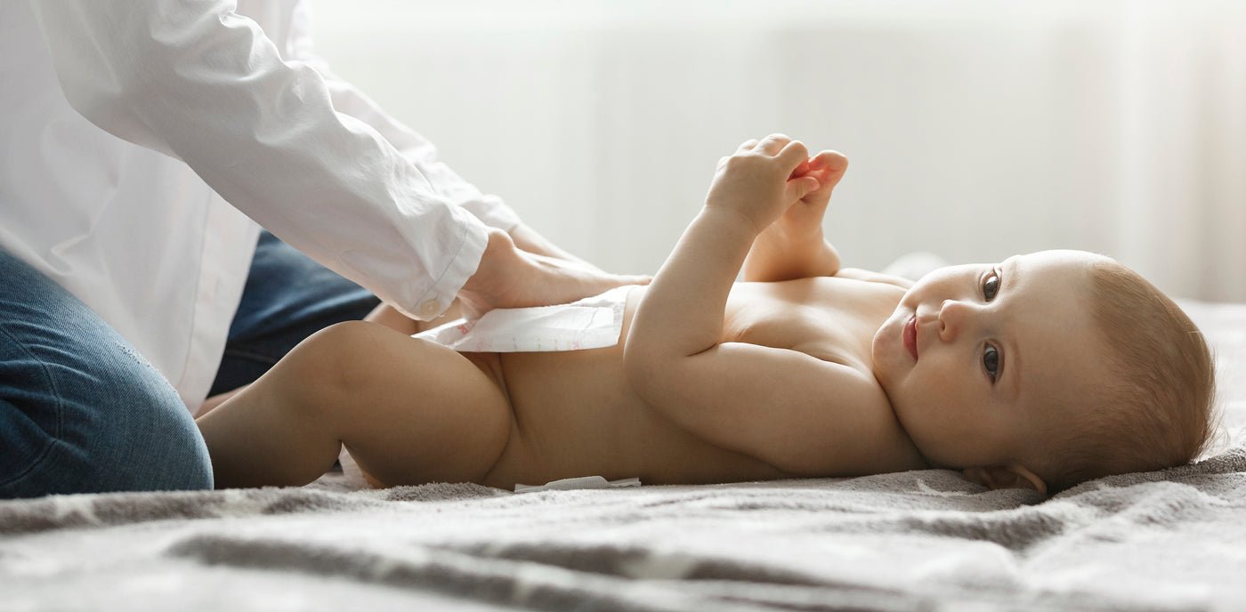 Bébé garçon en train d’être changé, avec des soins attentifs pour garantir hygiène, confort et sécurité.