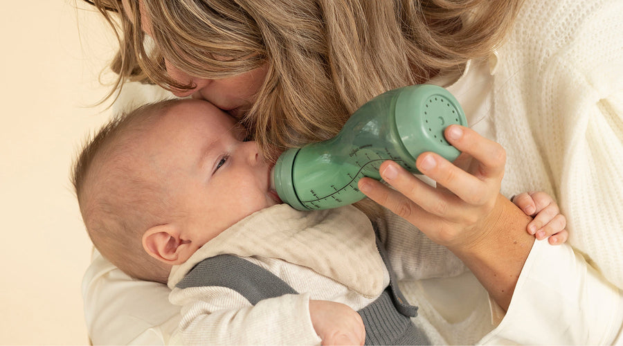 Hoe geef je babyvoeding met een babyfles en waar moet je op letten?