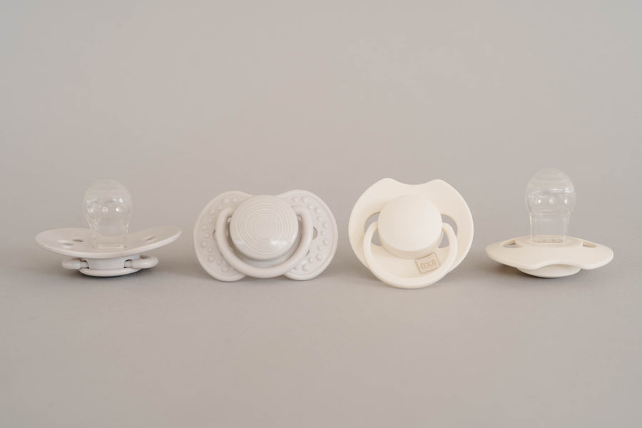 Sucettes Difrax LOVI en blanc avec différentes formes et détails.