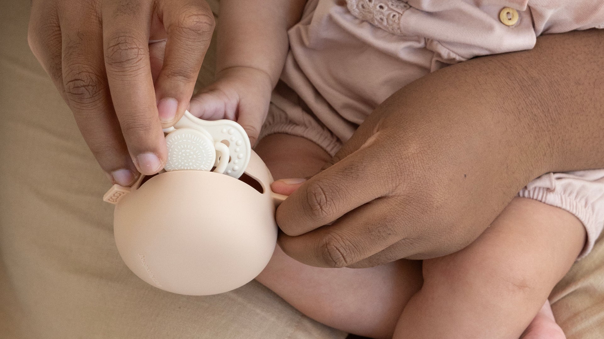 Accessoires bébé Difrax : bavoirs et boîtes à sucette