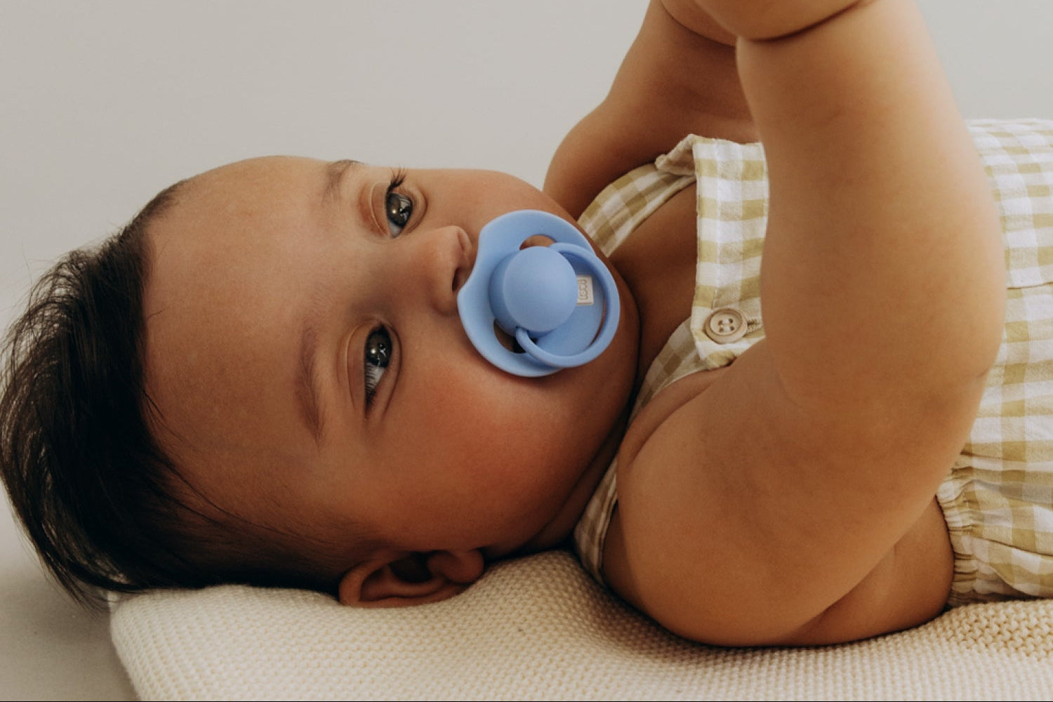 Bébé tenant une sucette Prime bleue Difrax LOVI