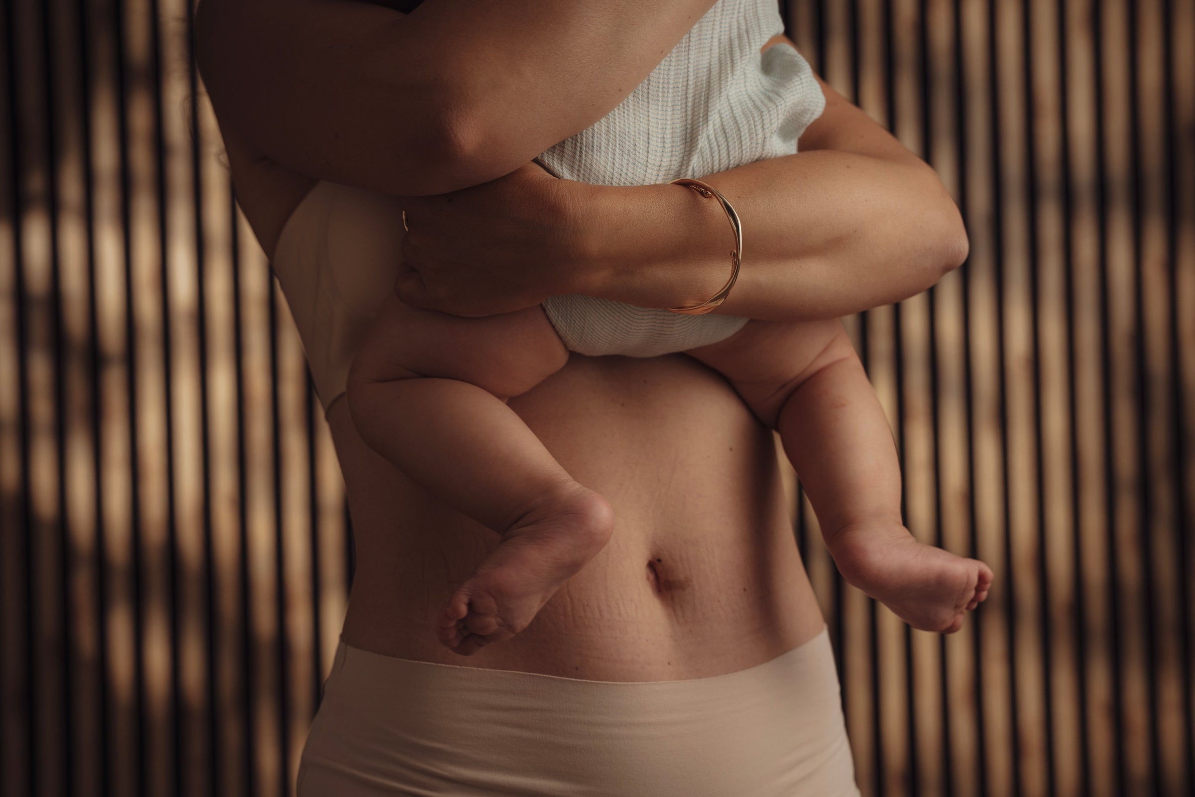 Moeder postpartum met klein kindje op haar arm