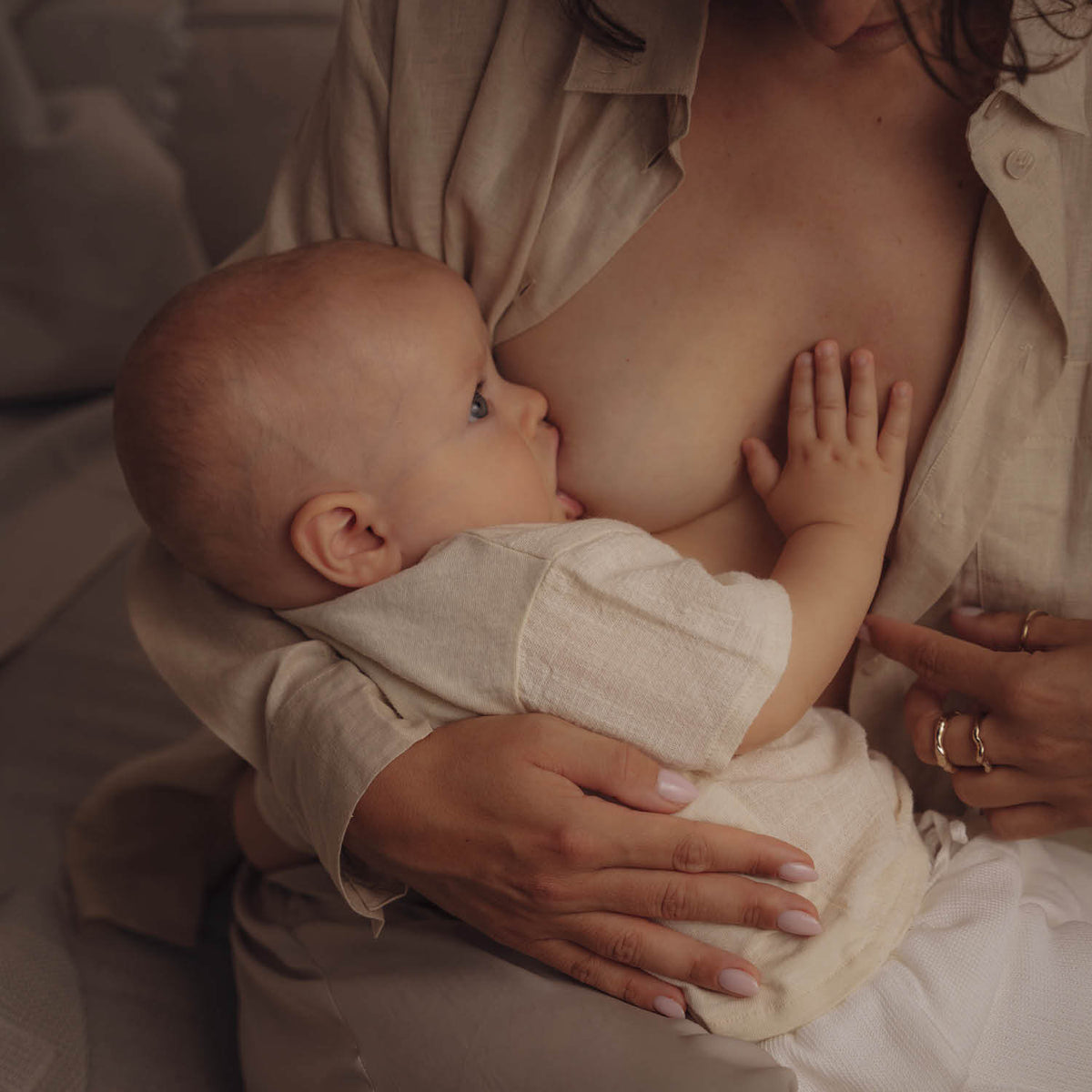 Moeder geeft baby de borst