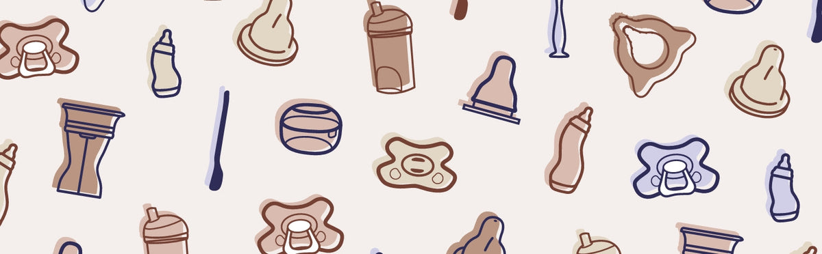 Illustratie van een patroon met babyproducten zoals fopspenen, babyflessen en spenen in zachte aardetinten