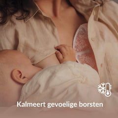 Moeder met baby en Difrax LOVI zoog thermo gelpad die helpt gevoelige borsten te kalmeren.