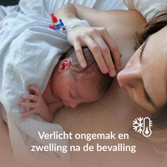 Moeder met pasgeboren baby op de borst, sfeerbeeld bij het Difrax LOVI zelfkoelend kraamverband