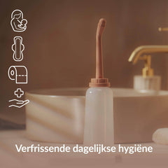 Difrax LOVI Peri-fles op een wastafel met de tekst "Verfrissende dagelijkse hygiëne"