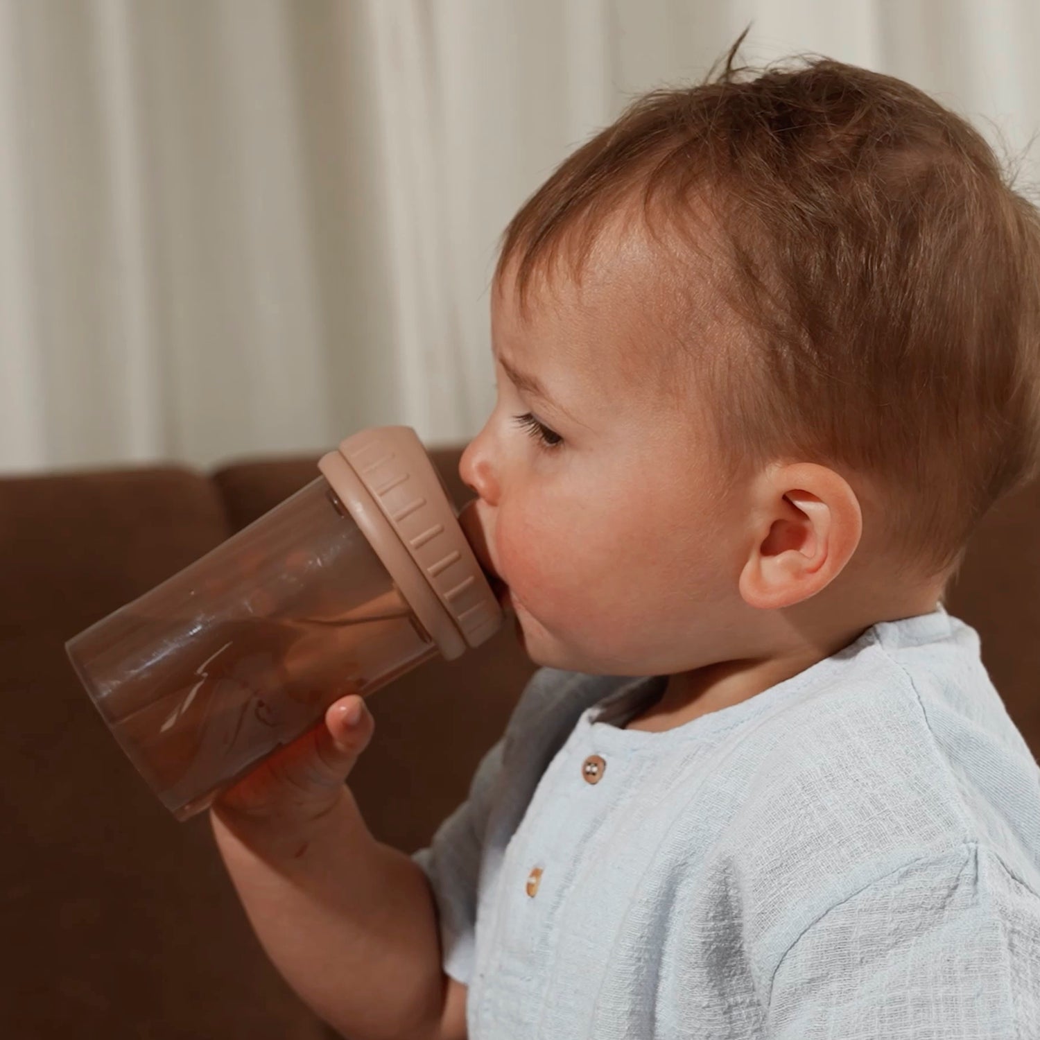 Peuter met drinkbeker