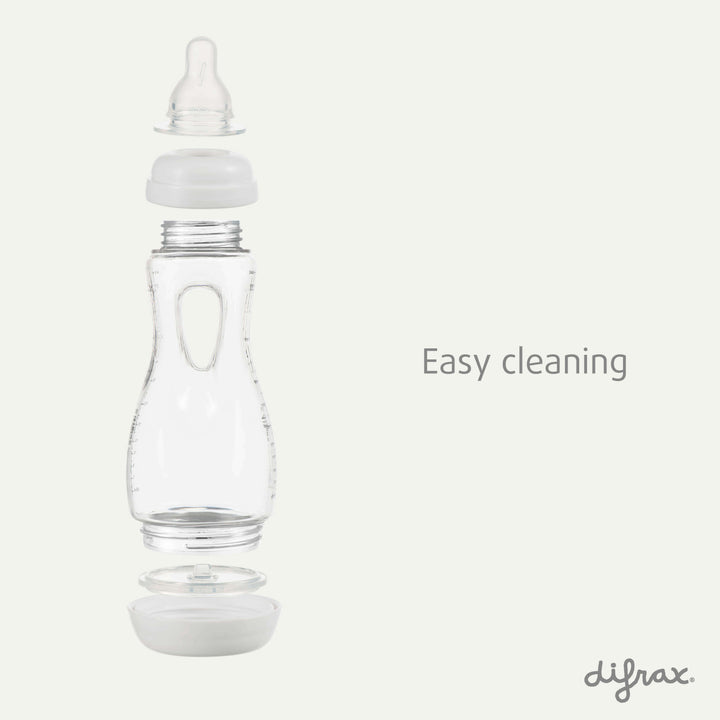 Gedemonteerde Difrax Easy Grip fles met alle losse onderdelen, toont gemakkelijke schoonmaak en hygiënische reiniging
