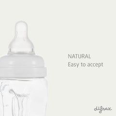 Macro-opname natuurlijke Difrax speen met tekst "NATURAL Easy to accept", benadrukt gemakkelijke acceptatie en borstvoedingscombinatie
