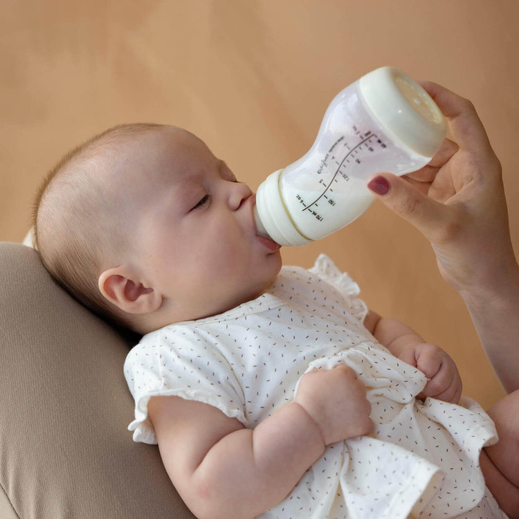 
Pasgeboren baby drinkt uit Difrax S-fles van 170ml – anti-colic babyfles voor veilig en comfortabel voeden