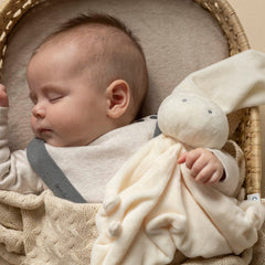 Baby slaapt met Difrax knuffeldoek