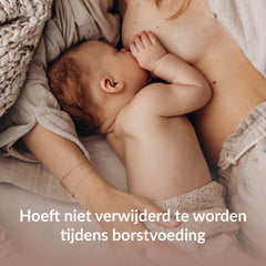 Moeder die haar baby borstvoeding geeft liggend, met de tekst 'Hoeft niet verwijderd te worden tijdens het geven van borstvoeding'.
