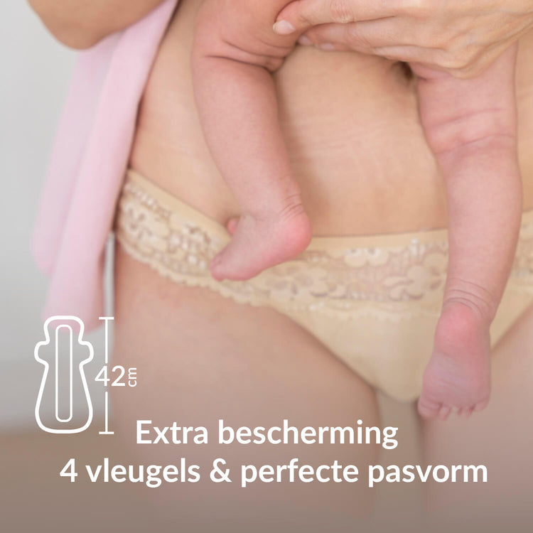 Vrouw met baby op de arm en de tekst "Extra bescherming, 4 vleugels en perfecte pasvorm"