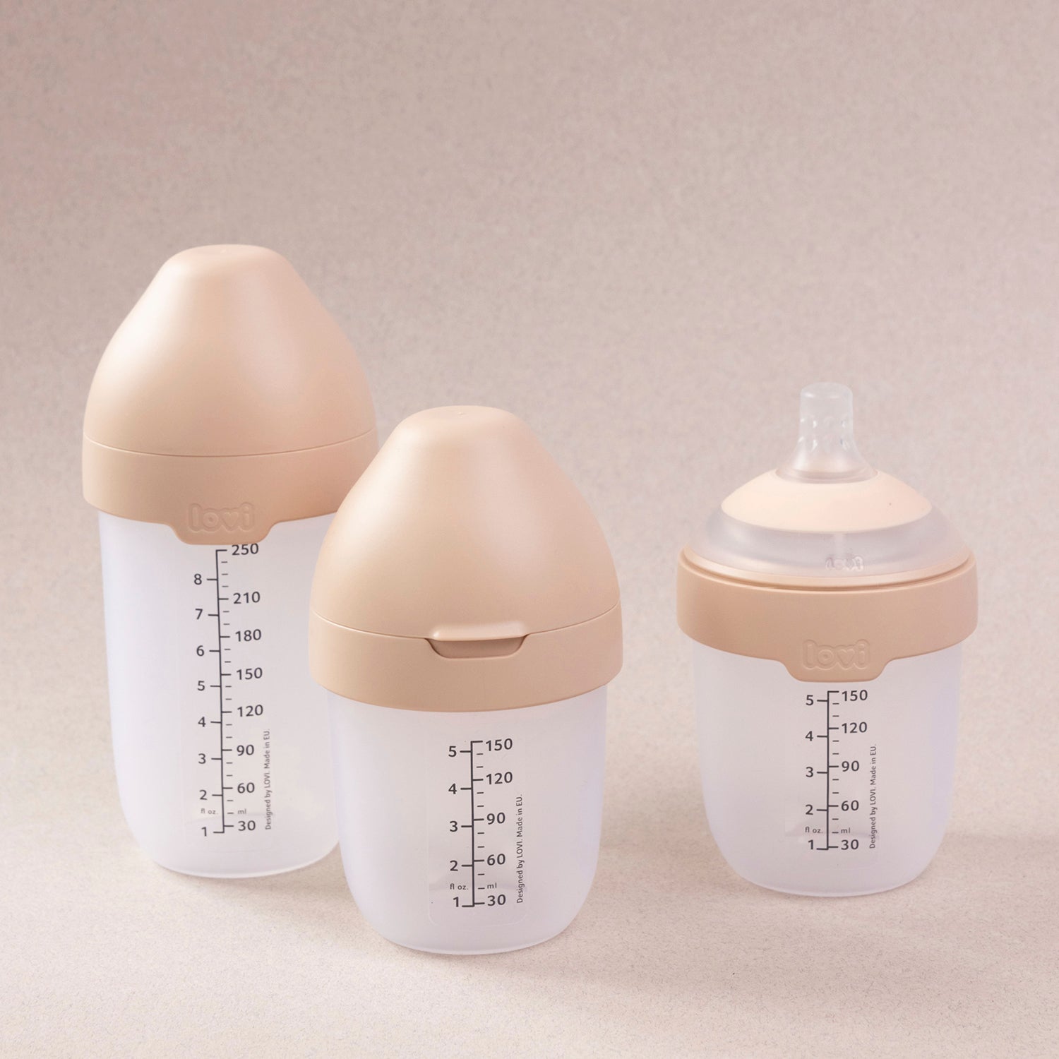 Trois biberons Mammafeel, deux avec un bouchon et un sans, adaptés pour bébé